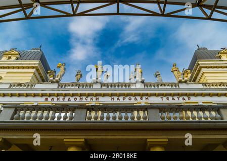 Statues sur le toit du théâtre national macédonien. Bâtiment du Théâtre national macédonien dans le centre-ville de Skopje. Banque D'Images