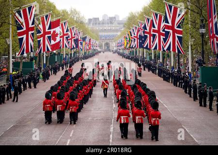 Les Coldstream Guards défilent le long du Mall avant la cérémonie de couronnement du Roi Charles III et de la Reine Camilla dans le centre de Londres. Date de la photo: Samedi 6 mai 2023. Banque D'Images