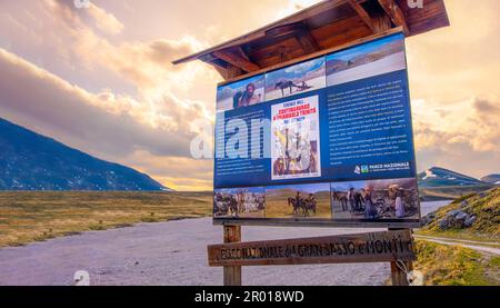 Signe emplacement culte film spaghetti ouest ils m'appeler plateau de la Trinité de Campo imperatore - Abruzzo - Italie Banque D'Images