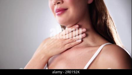 Maladie salivaire de la glande thyroïde. Femme avec mal de gorge Banque D'Images