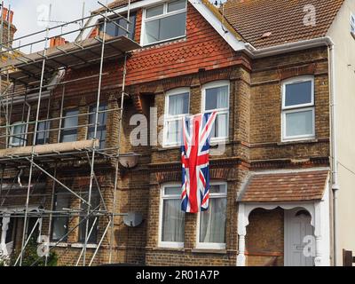 Sheerness, Kent, Royaume-Uni. 6th mai 2023. Une propriété avec un grand drapeau de l'Union a drapé à l'extérieur pour le King's Coronation vu un matin ensoleillé à Sheerness, Kent. Crédit : James Bell/Alay Live News Banque D'Images