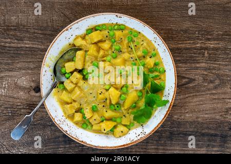 Curry de noix de coco et de pomme de terre aux pois verts Banque D'Images