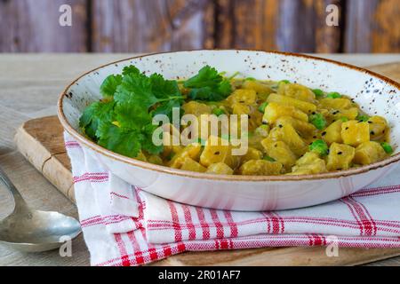 Curry de noix de coco et de pomme de terre aux pois verts Banque D'Images