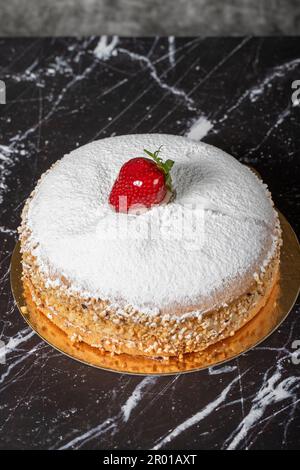 Gâteau à la fraise et à la crème. Tarte allemande. Gâteau à la fraise et à la crème sur fond sombre. Banque D'Images