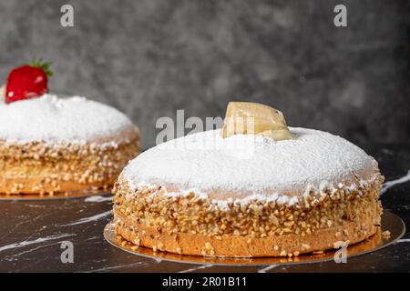 Tarte aux fraises et à la banane. Tarte allemande. Assortiment de gâteaux aux fraises et aux bananes sur fond sombre. Gros plan Banque D'Images