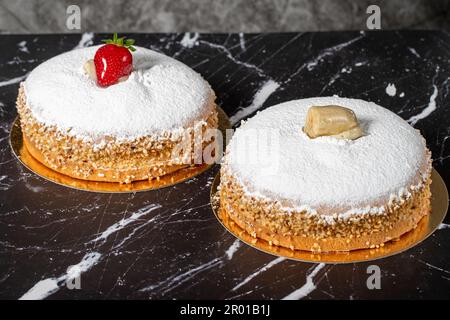 Tarte aux fraises et à la banane. Tarte allemande. Assortiment de gâteaux aux fraises et aux bananes sur fond sombre Banque D'Images