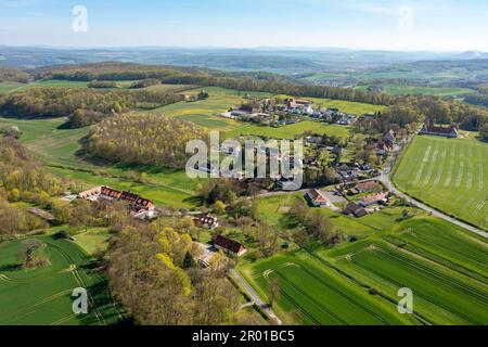 Le village d'Altenfeld entre les champs dans le nord de Hesse Banque D'Images