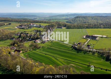 Le village d'Altenfeld entre les champs dans le nord de Hesse Banque D'Images