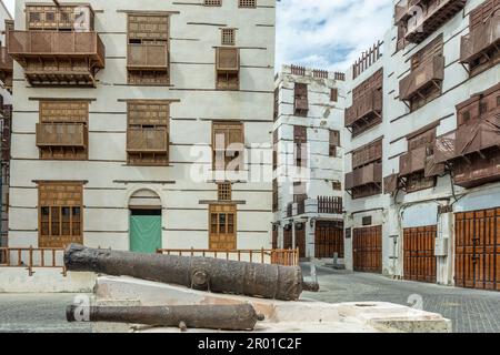 Vieille ville d'Al-Balad avec des maisons musulmanes traditionnelles et de vieux canons en premier plan, Djeddah, Arabie Saoudite Banque D'Images