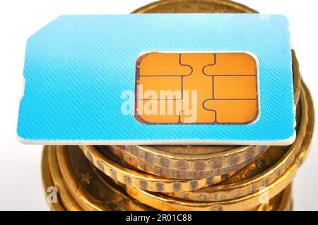 Carte SIM bleu et pièces en euro de l'argent, Close up Banque D'Images