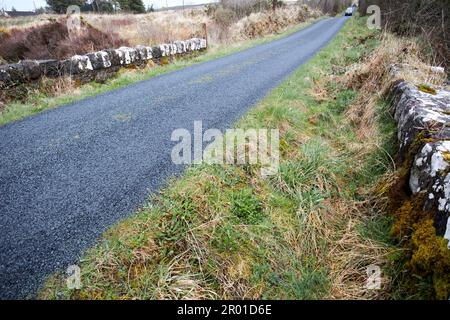 resurfaçage de la route de tarmac rugueuse au-dessus du pont levé dans le comté rural de la république de donegal d'irlande Banque D'Images
