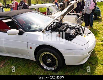 Earsham, Norfolk, Royaume-Uni – 30 avril 2023. L'avant d'une voiture de sport classique décapotable Lotus Elan se turbo blanche avec son capot relevé à Banque D'Images