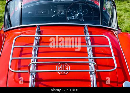 Earsham, Norfolk, Royaume-Uni – 30 avril 2023. Vue arrière d'une voiture de sport mg classique en rouge vif exposée lors d'un petit salon de voiture en plein air local Banque D'Images
