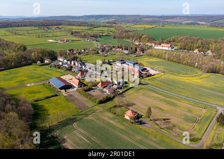 Le village d'Altenfeld entre les champs dans le nord de Hesse Banque D'Images