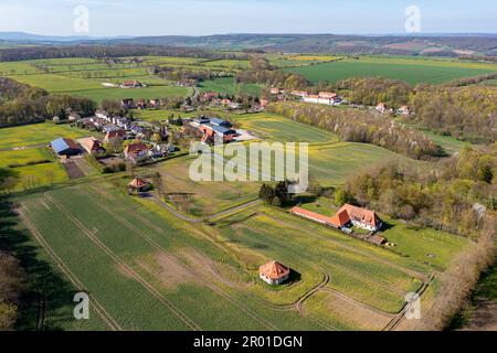 Le village d'Altenfeld entre les champs dans le nord de Hesse Banque D'Images