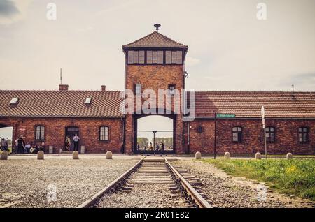 Oswiecim, Pologne - 12 mai 2016: Porte principale à Auschwitz Birkenau à Brzezinka, Pologne. Banque D'Images