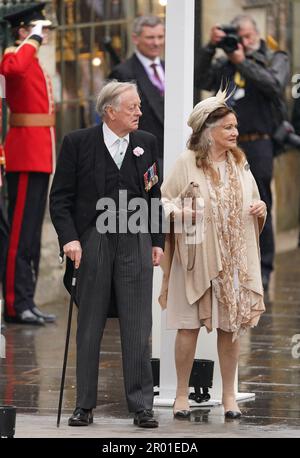 Andrew Parker Bowles (à gauche) arrivant à l'abbaye de Westminster, Londres, devant le couronnement du roi Charles III et de la reine Camilla samedi. Date de la photo: Samedi 6 mai 2023. Banque D'Images