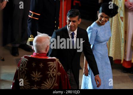 Le Premier ministre Rishi Sunak et sa femme Akshata Murty arrivent devant le couronnement du roi Charles III et de la reine Camilla à l'abbaye de Westminster, à Londres. Date de la photo: Samedi 6 mai 2023. Banque D'Images