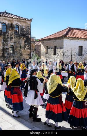 Danse traditionnelle grecque à a Paniyiri, un festival local , Proastio, près de Kardamili dans le Mani externe, Péloponnèse du Sud, Grèce Banque D'Images