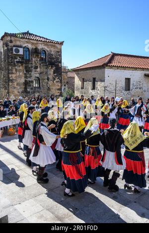 Danse traditionnelle grecque à a Paniyiri, un festival local , Proastio, près de Kardamili dans le Mani externe, Péloponnèse du Sud, Grèce Banque D'Images