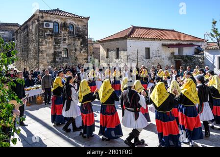 Danse traditionnelle grecque à a Paniyiri, un festival local , Proastio, près de Kardamili dans le Mani externe, Péloponnèse du Sud, Grèce Banque D'Images