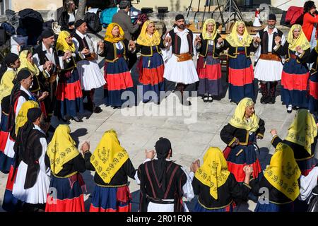 Danse traditionnelle grecque à a Paniyiri, un festival local , Proastio, près de Kardamili dans le Mani externe, Péloponnèse du Sud, Grèce Banque D'Images