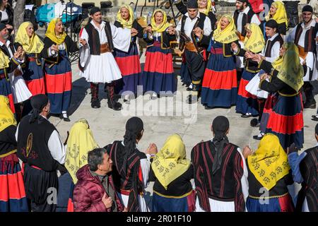 Danse traditionnelle grecque à a Paniyiri, un festival local , Proastio, près de Kardamili dans le Mani externe, Péloponnèse du Sud, Grèce Banque D'Images