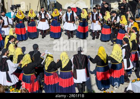 Danse traditionnelle grecque à a Paniyiri, un festival local , Proastio, près de Kardamili dans le Mani externe, Péloponnèse du Sud, Grèce Banque D'Images