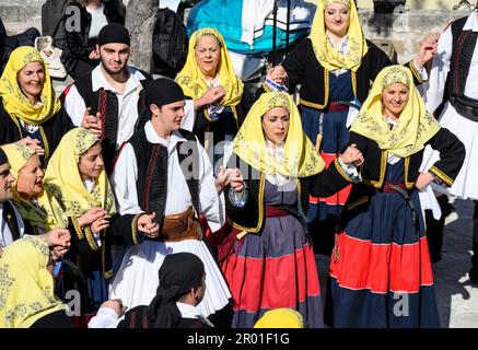 Danse traditionnelle grecque à a Paniyiri, un festival local , Proastio, près de Kardamili dans le Mani externe, Péloponnèse du Sud, Grèce Banque D'Images