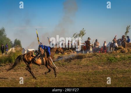 Gniew, Pologne, août 2020 soldat blessé s'échappant sur un cheval sur un champ de bataille. Reconstitution historique de la bataille de Gniew, guerre suédoise polonaise Banque D'Images