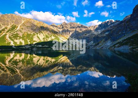 Magnifique paysage de montagne d'été au bord du lac. Vue sur les montagnes se reflétant dans l'eau à Czarny Staw Gasienicowy dans les Hautes Tatras de Pologne. Banque D'Images