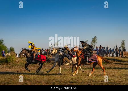 Gniew, Pologne, août 2020 Hussar polonais à la poursuite du guerrier suédois, luttant sur le champ de bataille. Reconstitution historique de la bataille de Gniew, guerre suédoise polonaise Banque D'Images