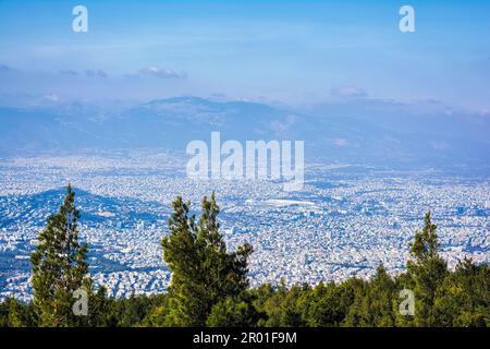 Athènes panorama urbain nuageux depuis le mont Hymettus. Grèce. Banque D'Images