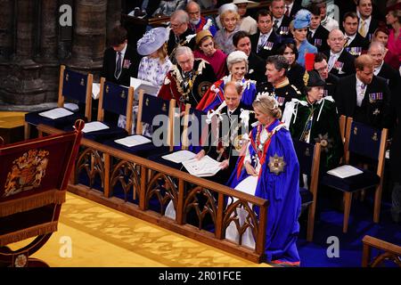 (De gauche à droite 3rd et 4th rangs) le duc de York, la princesse Beatrice, Peter Phillips, Edoardo Mapelli Mozzi, Zara Tindall, La princesse Eugénie, Jack Brooksbank, Mike Tindall et le duc de Sussex, (de gauche à droite 2nd rangs) le comte de Wessex, Lady Louise Windsor, le duc de Gloucester, la duchesse de Gloucester la princesse le vice-amiral royal Sir Tim Laurence, (1st rangs) Le duc et la duchesse d'Édimbourg lors de la cérémonie du couronnement du roi Charles III et de la reine Camilla à l'abbaye de Westminster, Londres. Date de la photo: Samedi 6 mai 2023. Banque D'Images