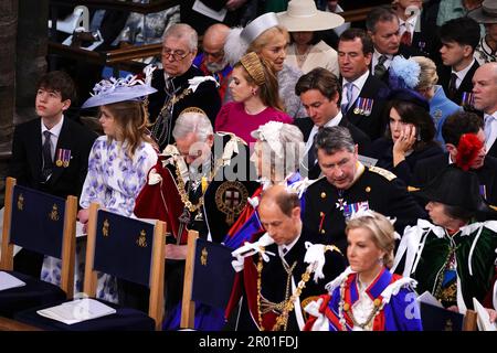 (De gauche à droite 3rd et 4th rangs) le duc de York, la princesse Beatrice, Peter Phillips, Edoardo Mapelli Mozzi, Zara Tindall, La princesse Eugénie, Jack Brooksbank, Mike Tindall et le duc de Sussex, (de gauche à droite 2nd rangs) le comte de Wessex, Lady Louise Windsor, le duc de Gloucester, la duchesse de Gloucester la princesse le vice-amiral royal Sir Tim Laurence, (1st rangs) Le duc et la duchesse d'Édimbourg lors de la cérémonie du couronnement du roi Charles III et de la reine Camilla à l'abbaye de Westminster, Londres. Date de la photo: Samedi 6 mai 2023. Banque D'Images