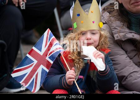 Édimbourg, Écosse, Royaume-Uni. 6 mai 2023. Scènes d'Édimbourg le jour du couronnement du roi Charles III Membres du public dans les jardins de West Princes Street où un grand écran de télévision a été érigé. Aleka d'Édimbourg portant sa couronne. Iain Masterton/Alay Live News Banque D'Images