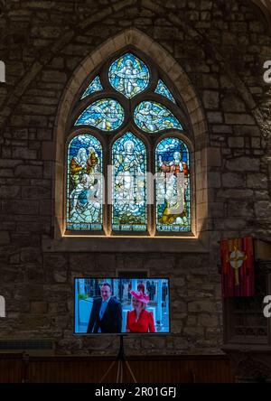 Haddington, East Lothian, Écosse, Royaume-Uni, 6th mai 2023. Observation du couronnement : les membres du public sont invités à regarder le couronnement sur des écrans de télévision dans l’église historique de Sainte Marie. Photo :l'ancien premier ministre Liz Truss arrive à l'abbaye de Westminster. Crédit : Sally Anderson/Alay Live News Banque D'Images