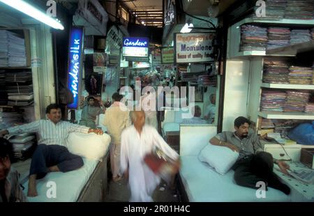 Une rue de marché avec des magasins et des gens dans le centre-ville de Mumbai en Inde. Inde, Mumbai, mars 1998 Banque D'Images