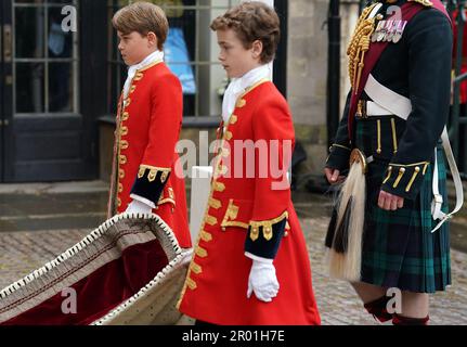 Prince George, l'une des quatre pages d'honneur, arrivant à l'abbaye de Westminster, dans le centre de Londres, avant la cérémonie du couronnement du roi Charles III et de la reine Camilla. Date de la photo: Samedi 6 mai 2023. Banque D'Images