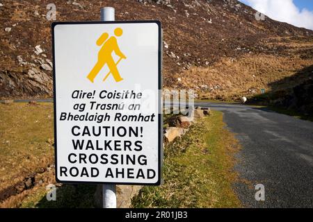 panneau d'avertissement pour les conducteurs sur la route d'accès sliabh liag à propos des marcheurs traversant la route à l'avant près du comté de la ligue de slieve donegal république d'irlande Banque D'Images