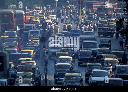 Une route avec la circulation et les gens dans le centre-ville de Mumbai en Inde. Inde, Mumbai, mars 1998 Banque D'Images