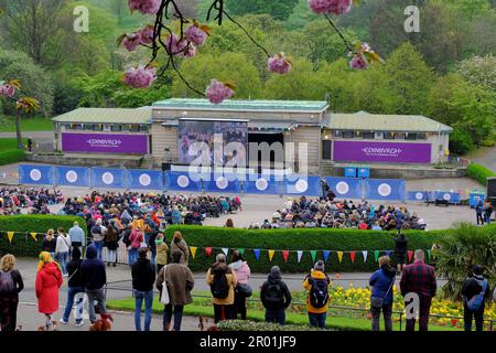 Édimbourg, Écosse, Royaume-Uni. 6th mai 2023. Une observation en direct du couronnement du roi Charles III sur grand écran au stand Ross Bandstand dans West Princes Street Gardens avec une toile de fond du château d'Édimbourg. Crédit : Craig Brown/Alay Live News Banque D'Images