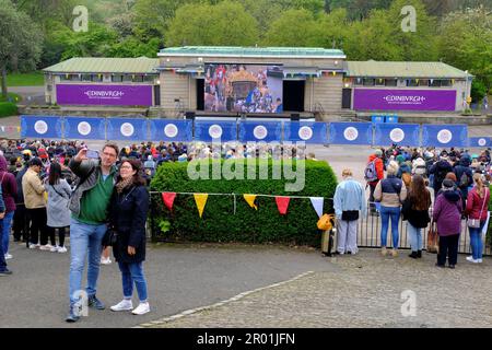 Édimbourg, Écosse, Royaume-Uni. 6th mai 2023. Une observation en direct du couronnement du roi Charles III sur grand écran au stand Ross Bandstand dans West Princes Street Gardens avec une toile de fond du château d'Édimbourg. Crédit : Craig Brown/Alay Live News Banque D'Images