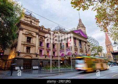 Quartier des affaires de Melbourne samedi, mai. 6, 2023.l'hôtel de ville de Melbourne est éclairé en violet pour commémorer le couronnement du roi Charles III Corleve/Alay Live News Banque D'Images