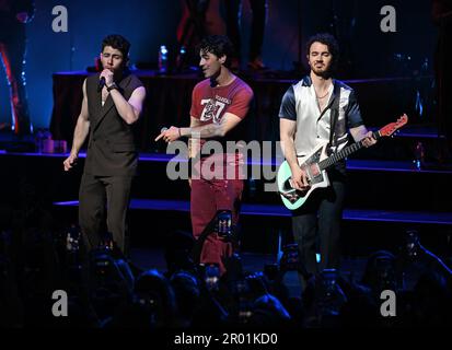HOLLYWOOD FL - 05 MAI : les Jonas Brothers se déroulent pendant le concert officiel du Grand Prix 2023 de Formule 1 de Miami Crypto.com au Hard Rock Live qui a lieu au Seminole Hard Rock Hotel & Casino sur 5 mai 2023 à Hollywood, Floride. Banque D'Images