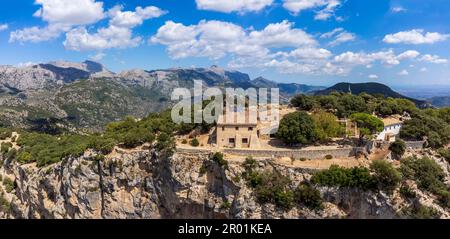 Château d'Alaró , vue aérienne de l'ermitage et de l'Hospice, Majorque, Iles Baléares, Espagne. Banque D'Images