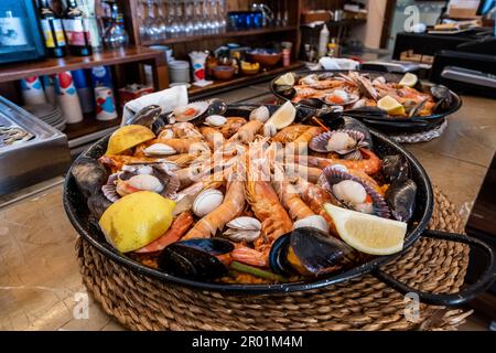 Paella de fruits de mer, Port de Valldemossa, Tramuntana, Majorque, Iles Baléares, Espagne. Banque D'Images