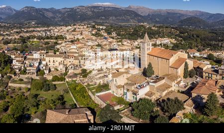 Campanet village avec la Sierra de Tramuntana enneigée en arrière-plan, Majorque, Iles Baléares, Espagne. Banque D'Images