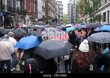 Mayfair, Londres, Royaume-Uni. 6th mai 2023. Couronnement du roi Charles III Les gens se rendent au Hyde Park à travers la pluie et la foule. Crédit : Matthew Chattle/Alay Live News Banque D'Images