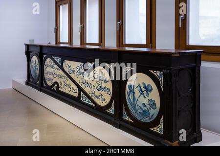 Comptoir de la Gruta, poterie émaillée et poterie de l'usine la Roqueta, 1902-1904, Museu de Mallorca, Palma, Majorque, Espagne. Banque D'Images